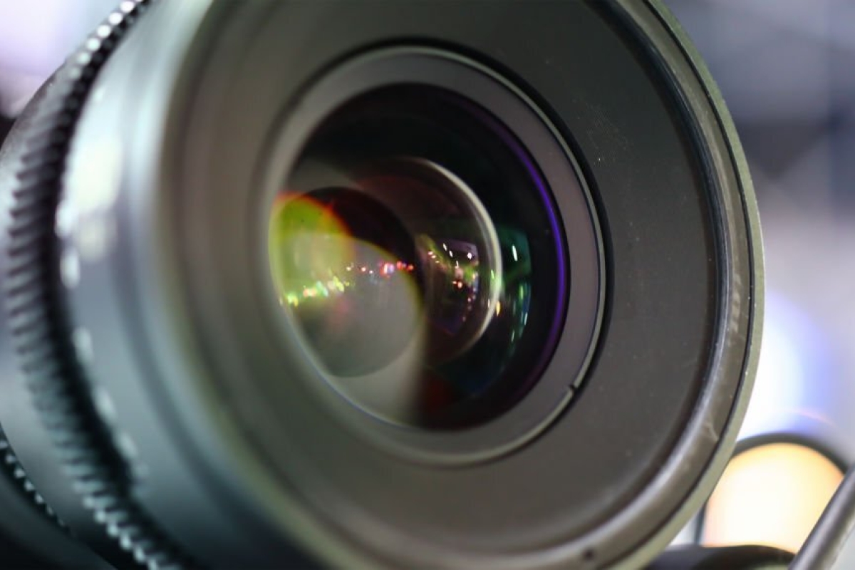 Can you use an old SLR lens on a DSLR camera?